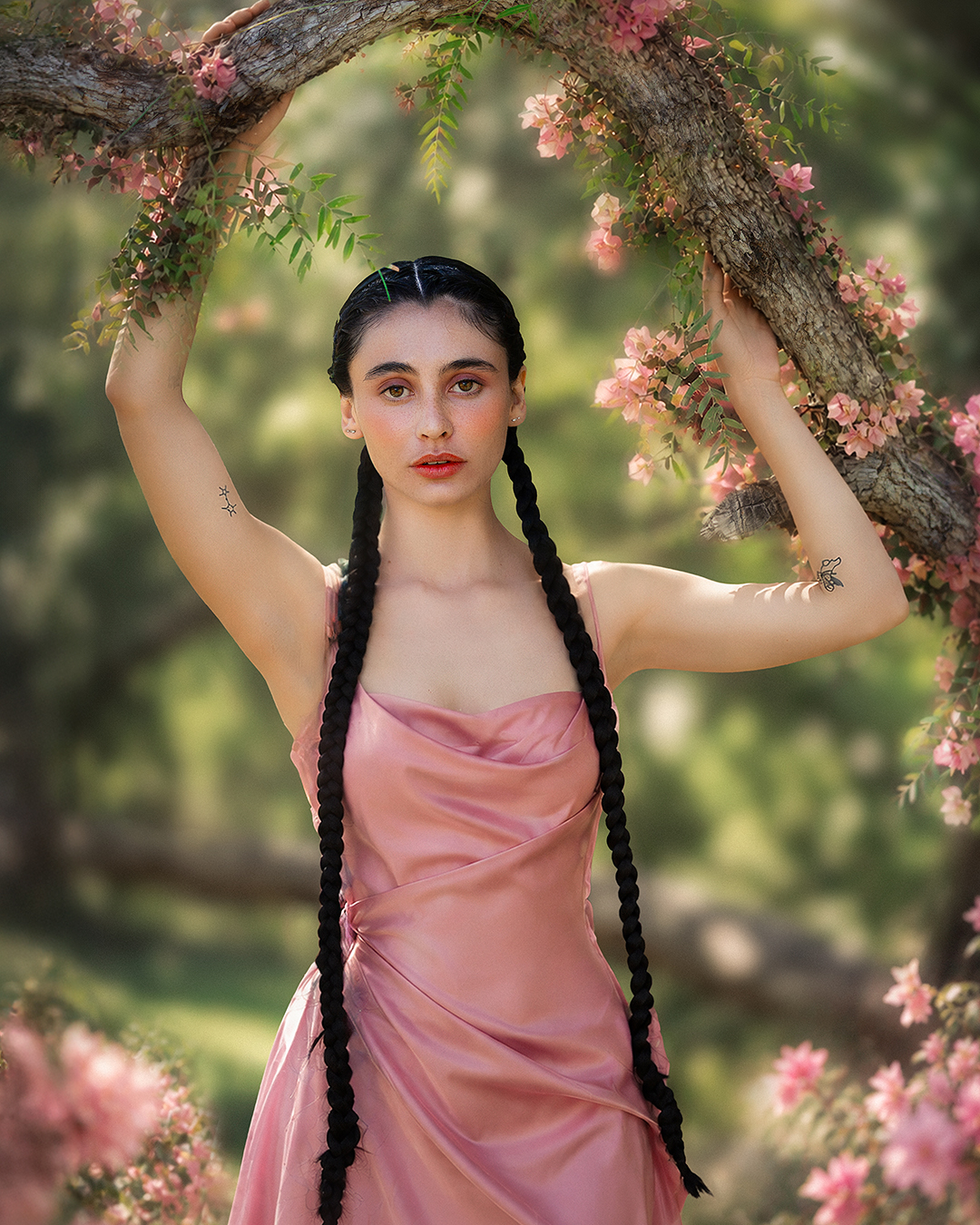 Escena final: retrato femenino transformado en escena floral